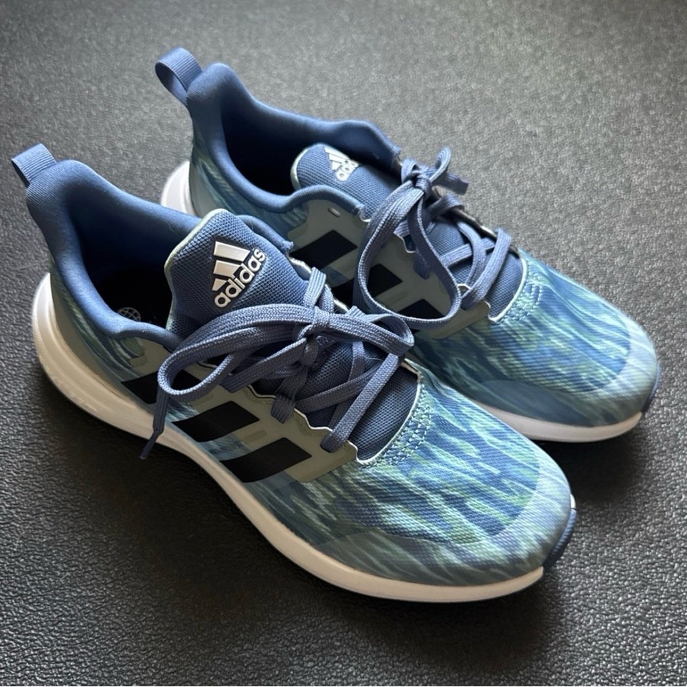 Adidas Cloud Foam Sneaker Y5.5 /W7. Brand new!